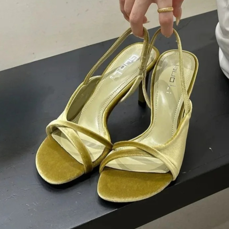 Luxury Lifestyle Products - Zapatos de Tacón de Terciopelo de